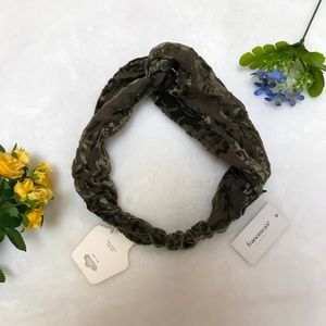 NWT Francesca’s Velvet Headband